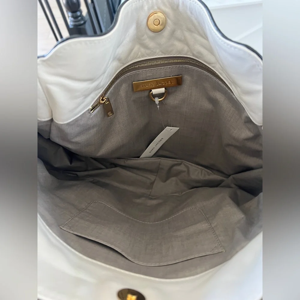 Marc Jacobs Cream Leather Shoulder Bag with Gold Hardware - Picture 6 of 9